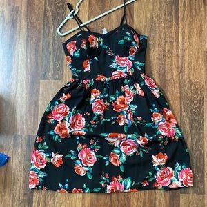 It has pockets! Floral dress